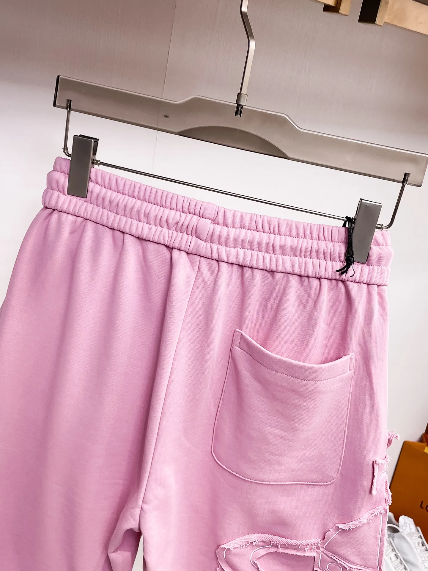 The Queen Mother's three-standard complete 2025 summer New Arrival men's casual shorts, advanced custom-made Breathable fabric, Breathable fabric, extremely stretchy and comfortable, impeccable details, top-grade accessories, original logo design concept, delicate and soft feel! The upper body fit is awesome! Size: M-XXXL Please state your height and weight when ordering